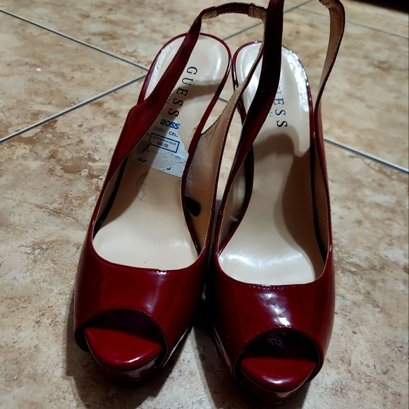 Red guess shoes - Picture 3 of 4